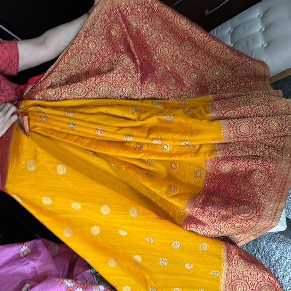 Yellow saree with red border - Picture 4 of 5